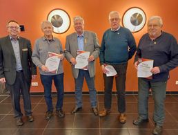 Bei seiner zweitägigen Reise durch seinen Bezirk zeichnete Bezirksvorsitzender Harald Lott verdienstvolle Mitglieder aus - hier neben langjährigen Mitgliedern der KERH Pfullendorf den Vorsitzenden Oberstabsfeldwebel a.D. Peter Hofmann (Mitte). Fotos: DBwV/HL