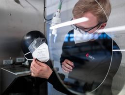 Der Zertifizierungs- und Prüfprozess von FFP2-Masken findet durch DEKRA Testing & Certification sowie die Firma DMT in einem Labor in Essen statt. Foto: picture alliance/dpa, Fabian Strauch