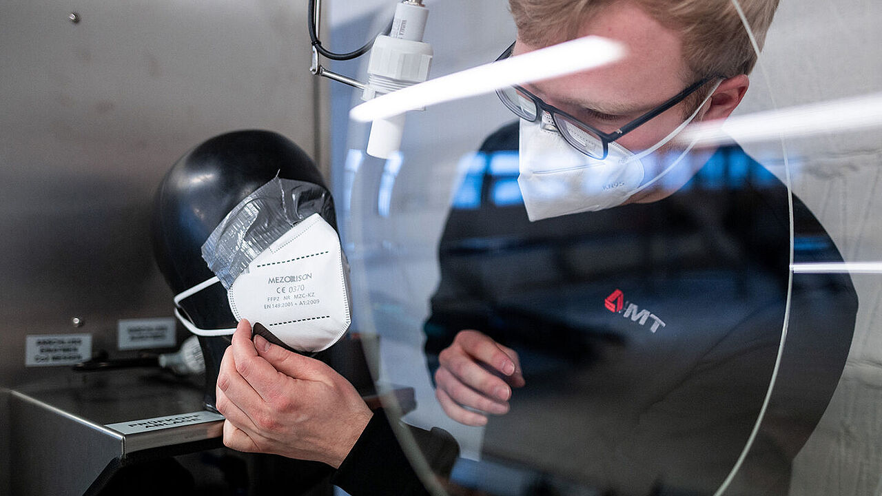 Der Zertifizierungs- und Prüfprozess von FFP2-Masken findet durch DEKRA Testing & Certification sowie die Firma DMT in einem Labor in Essen statt. Foto: picture alliance/dpa, Fabian Strauch