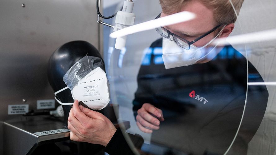 Der Zertifizierungs- und Prüfprozess von FFP2-Masken findet durch DEKRA Testing & Certification sowie die Firma DMT in einem Labor in Essen statt. Foto: picture alliance/dpa, Fabian Strauch