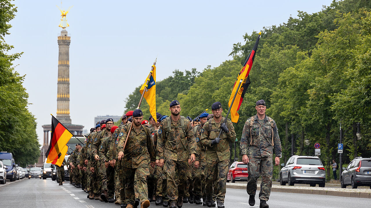 150 Soldatinnen und Soldaten marschieren vor der Berliner Siegessäule. Foto: DBwV/Yann Bombeke