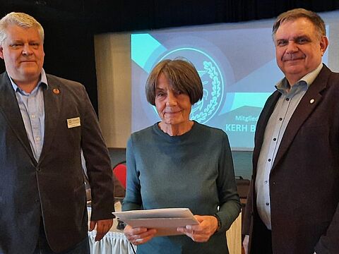 Der Vorsitzende ERH, Hauptmann Ingo Zergiebel (l.) gratuliert gemeinsam mit Oberstleutnant a. D. Gebhardt Flottillenarzt a. D. Dr. Elke Zimmermann zur Auszeichnung mit der Verdienstnadel in Silber. Foto: Maik Merten