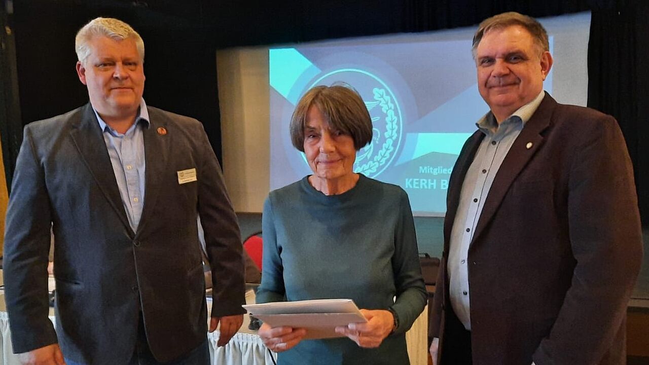 Der Vorsitzende ERH, Hauptmann Ingo Zergiebel (l.) gratuliert gemeinsam mit Oberstleutnant a. D. Gebhardt Flottillenarzt a. D. Dr. Elke Zimmermann zur Auszeichnung mit der Verdienstnadel in Silber. Foto: Maik Merten