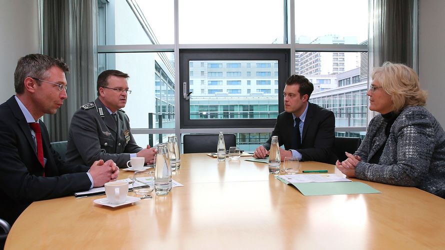 Anfang vergangenen Jahres traf Oberstleutnant André Wüstner die damalige Bundesministerin der Justiz und für Verbraucherschutz Christine Lambrecht, die heute als künftige Verteidigungsministerin vorgestellt wurde. Foto: DBwV/Mika Schmidt