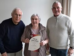 Jubiläum bei den Borcherts in Köln: Margret Borchert hält dem Deutschen BundeswehrVerband seit 25 Jahren die Treue. Links und rechts daneben Hermann Borchert und Vorsitzender Peter Klein. Foto: Joachim Hentschel