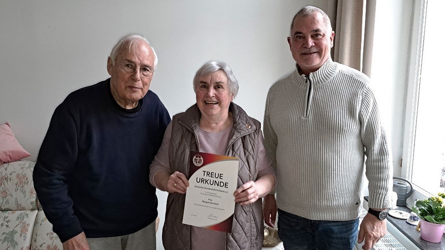 Jubiläum bei den Borcherts in Köln: Margret Borchert hält dem Deutschen BundeswehrVerband seit 25 Jahren die Treue. Links und rechts daneben Hermann Borchert und Vorsitzender Peter Klein. Foto: Joachim Hentschel