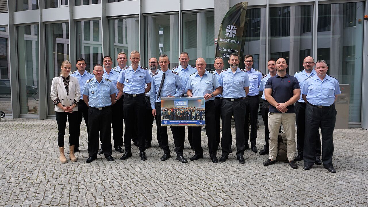 Soldaten des Kommando Heer trafen sich zu einem Seminar im Veteranenbüro. Zu diesem Anlass übergab Oberstleutnant i.G. Marcel Bohnert ein Foto des Veteranenkongress an den Oberstleutnant Michael Krause, Leiter des Veteranenbüros. Foto: DBwV/Eva Krämer