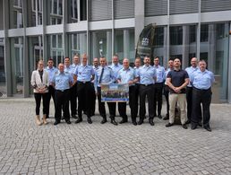 Soldaten des Kommando Heer trafen sich zu einem Seminar im Veteranenbüro. Zu diesem Anlass übergab Oberstleutnant i.G. Marcel Bohnert ein Foto des Veteranenkongress an den Oberstleutnant Michael Krause, Leiter des Veteranenbüros. Foto: DBwV/Eva Krämer