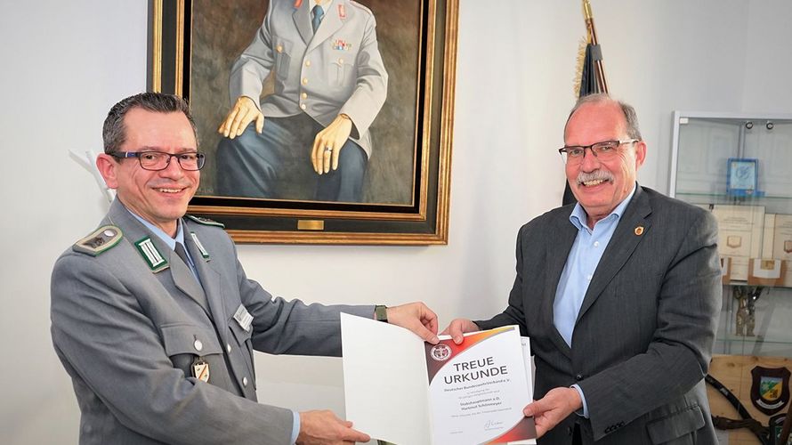 Der Stellvertretende Bundesvorsitzende Stabsfeldwebel Thomas Schwappacher überreichte Stabshauptmann a.D. Hartmut Schönmeyer Ehrenurkunde und -nadel für 40 Jahre Mitgliedschaft im DBwV. Foto: DBwV/Kruse