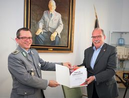 Der Stellvertretende Bundesvorsitzende Stabsfeldwebel Thomas Schwappacher überreichte Stabshauptmann a.D. Hartmut Schönmeyer Ehrenurkunde und -nadel für 40 Jahre Mitgliedschaft im DBwV. Foto: DBwV/Kruse