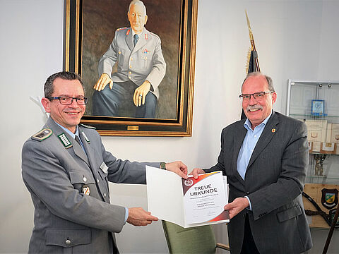 Der Stellvertretende Bundesvorsitzende Stabsfeldwebel Thomas Schwappacher überreichte Stabshauptmann a.D. Hartmut Schönmeyer Ehrenurkunde und -nadel für 40 Jahre Mitgliedschaft im DBwV. Foto: DBwV/Kruse