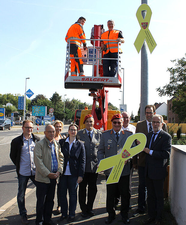 Erfolgreiche Aktion, die Schule machen wird. 5.v.l.: Oberstabsfeldwebel Jürgen Görlich, stellvertretender Bundesvorsitzender des Deutschen BundeswehrVerbands. Foto: DBwV