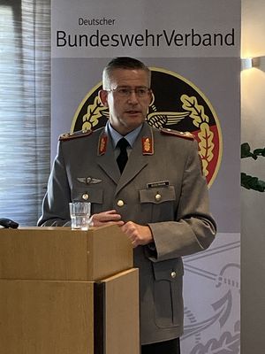 Generalmajor André Bodemann erläuterte, warum die Innere Führung mehr denn je aktuell ist. Foto: DBwV/Sippmann