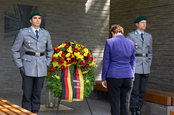 Gedenken der Gefallenen: Demütig senkt Annegret Kramp-Karrenbauer ihr Haupt vor dem Kranz am Wald der Erinnerung. Foto: DBwV/Vieth