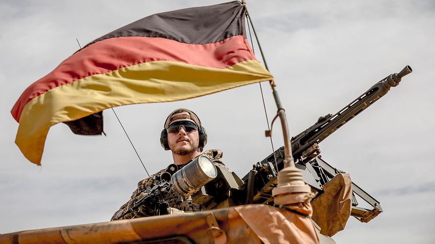 Ein Bundeswehrsoldat am Flughafen von Gao in Mali: Das Bundeskabinett hat der Verlängerung der Mali-Einsätze EUTM und MINUSMA zugestimmt. Foto: dpa