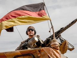 Ein Bundeswehrsoldat am Flughafen von Gao in Mali: Das Bundeskabinett hat der Verlängerung der Mali-Einsätze EUTM und MINUSMA zugestimmt. Foto: dpa