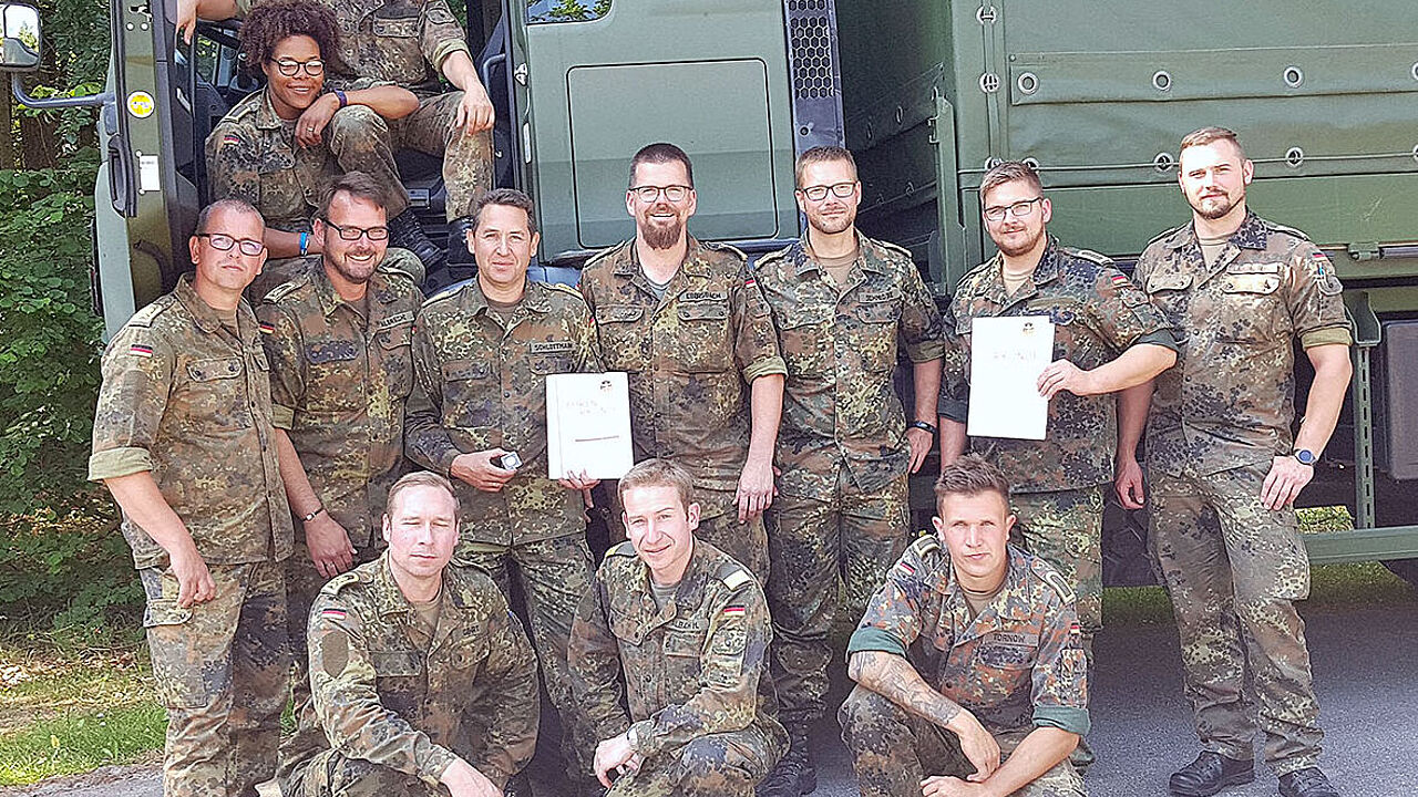 Gruppenbild mit geehrten Mitgliedern. Foto: DBwV/Langner