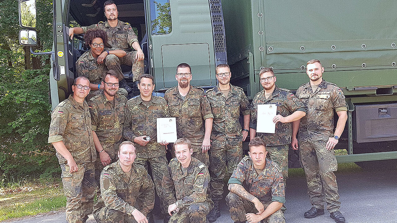 Gruppenbild mit geehrten Mitgliedern. Foto: DBwV/Langner