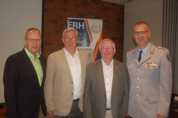 Uwe Schenkel (v. l.) und Armin Komander mit dem ehemaligen ERH-Vorsitzenden im Landesverband Nord, Ernst Becker und dem heutigen Stellvertreter Peter Strauß. Foto: DBwV