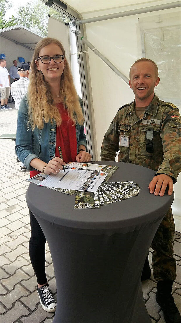 In Feldkirchen: Hauptbootsmann Enrico Barth wirbt erfolgreich um neue Mitglieder Foto: DBwV