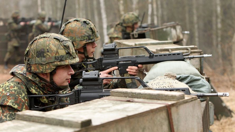 Die bislang letzten Wehrpflichtigen leisteten  2011 ihren Dienst an der Waffe, hier Rekruten des Panzergrenadierbataillons 371 auf dem Truppenübungsplatz in Frankenberg. Um den dringend notwendigen personellen Aufwuchs der Truppe zu gewährleisten, ist ein neuer Wehrdienst ohne Pflichtelement kaum vorstellbar. Foto: Bundeswehr/Andrea Bienert