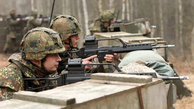 Die bislang letzten Wehrpflichtigen leisteten  2011 ihren Dienst an der Waffe, hier Rekruten des Panzergrenadierbataillons 371 auf dem Truppenübungsplatz in Frankenberg. Um den dringend notwendigen personellen Aufwuchs der Truppe zu gewährleisten, ist ein neuer Wehrdienst ohne Pflichtelement kaum vorstellbar. Foto: Bundeswehr/Andrea Bienert