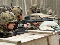 Die bislang letzten Wehrpflichtigen leisteten  2011 ihren Dienst an der Waffe, hier Rekruten des Panzergrenadierbataillons 371 auf dem Truppenübungsplatz in Frankenberg. Um den dringend notwendigen personellen Aufwuchs der Truppe zu gewährleisten, ist ein neuer Wehrdienst ohne Pflichtelement kaum vorstellbar. Foto: Bundeswehr/Andrea Bienert