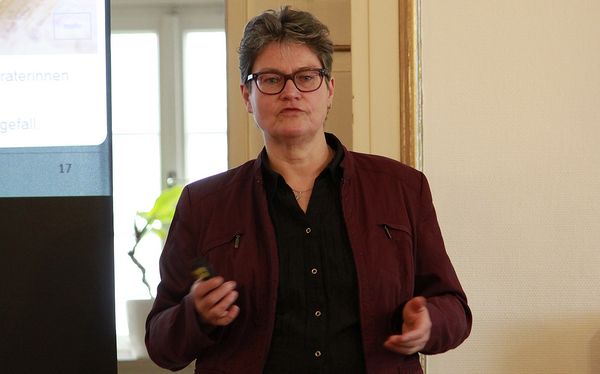 Sozialberaterin RAR’in Christel Huber stellt sich als Ansprechpartner für die Ehemaligen aus Ellwangen vor. Foto: DBwV/Ingo Kaminsky