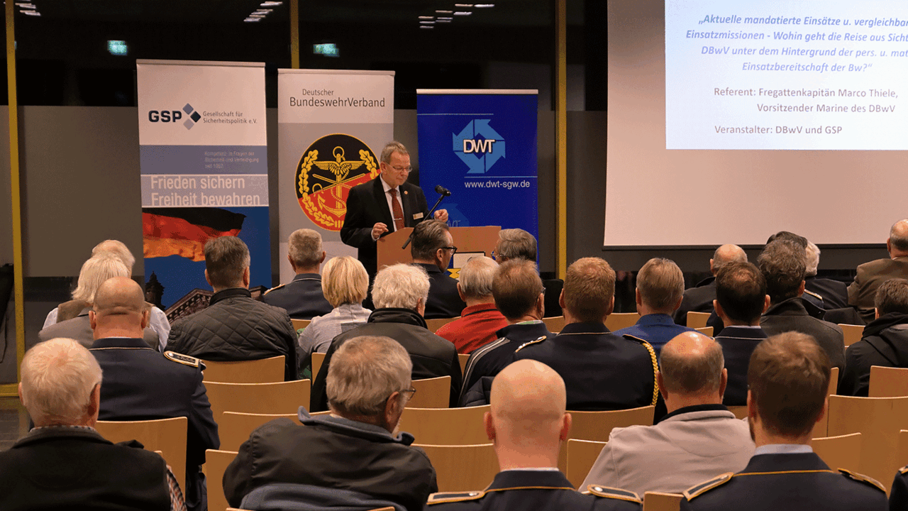 Bezirksvorsitzender Harald Lott (DBwV) begrüßte rund 90 Gäste. Foto: DBwV/Ingo Kaminsky