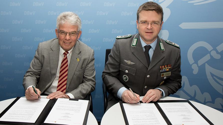 Die jeweiligen Bundesvorsitzenden von Bundeswehr-Sozialwerk und DBwV, Peter Niepenberg (l.) und André Wüstner,  unterzeichneten die erneuerte Kooperationsvereinbarung zwischen beiden Organisationen. 