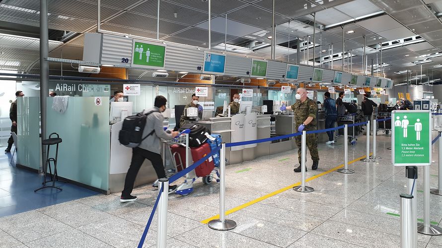 Rund 4000 Soldatinnen und Soldaten der Bundeswehr sind aktuell im Corona-Einsatz. Überwiegend in der Kontaktverfolgung, aber auch an Teststationen für Reisende, wie hier am Frankfurter Flughafen. Foto: DBwV/Thomas Schwappacher