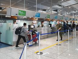 Rund 4000 Soldatinnen und Soldaten der Bundeswehr sind aktuell im Corona-Einsatz. Überwiegend in der Kontaktverfolgung, aber auch an Teststationen für Reisende, wie hier am Frankfurter Flughafen. Foto: DBwV/Thomas Schwappacher