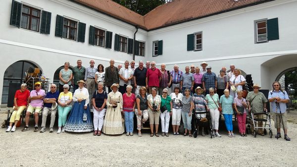 Gräfin Paula zu Königsegg-Aulendorf und ihre Zofe Rosalie mit den Teilnehmern der speziellen Führung durch das Schloss. Foto: Peter Hofmann