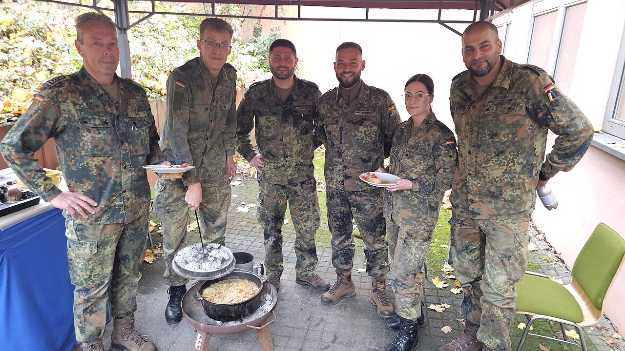 Mit einem leckeren Gericht aus dem Dutch-Oven versorgte TruKa-Vorsitzender Stabsfeldwebel Willi Enns (2.von links) die DBwV Mitglieder in Andernach bei der diesjährigen Mitgliederversammlung. Foto: M. Schwab