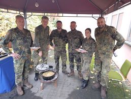 Mit einem leckeren Gericht aus dem Dutch-Oven versorgte TruKa-Vorsitzender Stabsfeldwebel Willi Enns (2.von links) die DBwV Mitglieder in Andernach bei der diesjährigen Mitgliederversammlung. Foto: M. Schwab