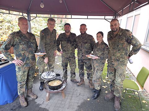 Mit einem leckeren Gericht aus dem Dutch-Oven versorgte TruKa-Vorsitzender Stabsfeldwebel Willi Enns (2.von links) die DBwV Mitglieder in Andernach bei der diesjährigen Mitgliederversammlung. Foto: M. Schwab