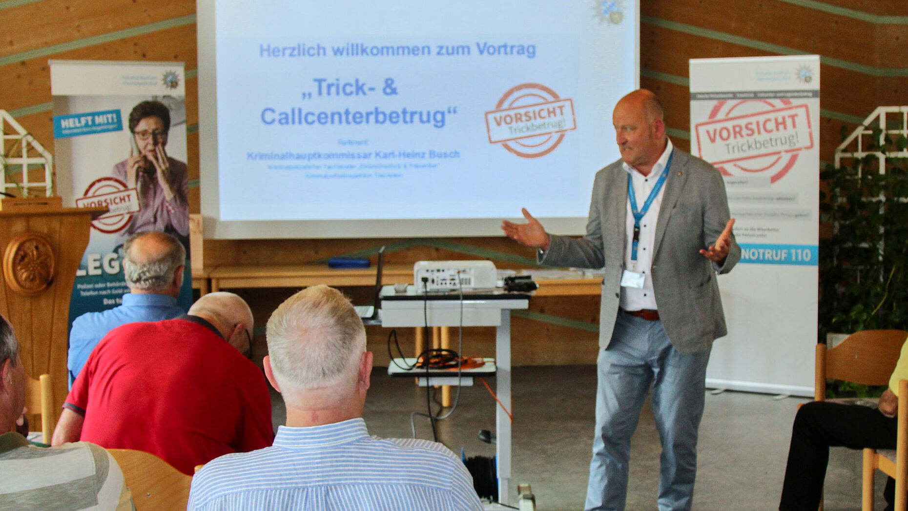 Kriminalhauptkommissar Karl-Heinz Busch warnte mit seinem Vortrag vor der Betrugsmasche mit Telefonanrufen. Fotos: KERH BGL