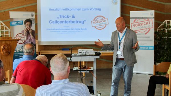 Kriminalhauptkommissar Karl-Heinz Busch warnte mit seinem Vortrag vor der Betrugsmasche mit Telefonanrufen. Fotos: KERH BGL