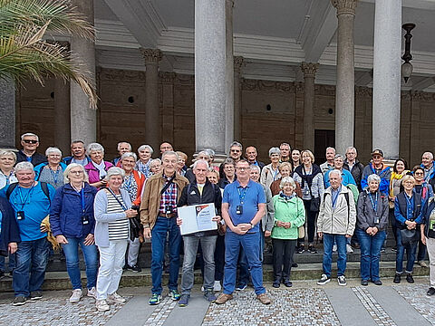 Oberstabsfeldwebel a.D. Rudolf Eineder erhielt vor der Mühlbrunnenkolonnade in Karlsbad von DBwV-Ehrenmitglied Stabsfeldwebel a.D. Willi Arens und KERH-Vorsitzenden Oberstabsfeldwebel a.D. Alois Hofer seine Auszeichnung. Foto: privat