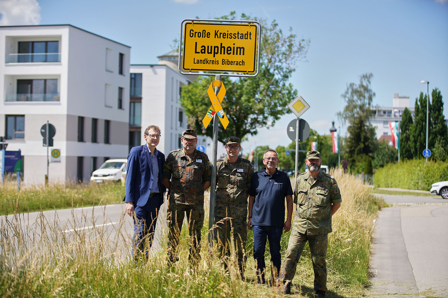Die Verbundenheit zwischen Bundeswehr und Gesellschaft symbolisieren auch künftig die Gelben Schleifen an den Ortseingängen von Laupheim. Foto: HSG 64 Presse
