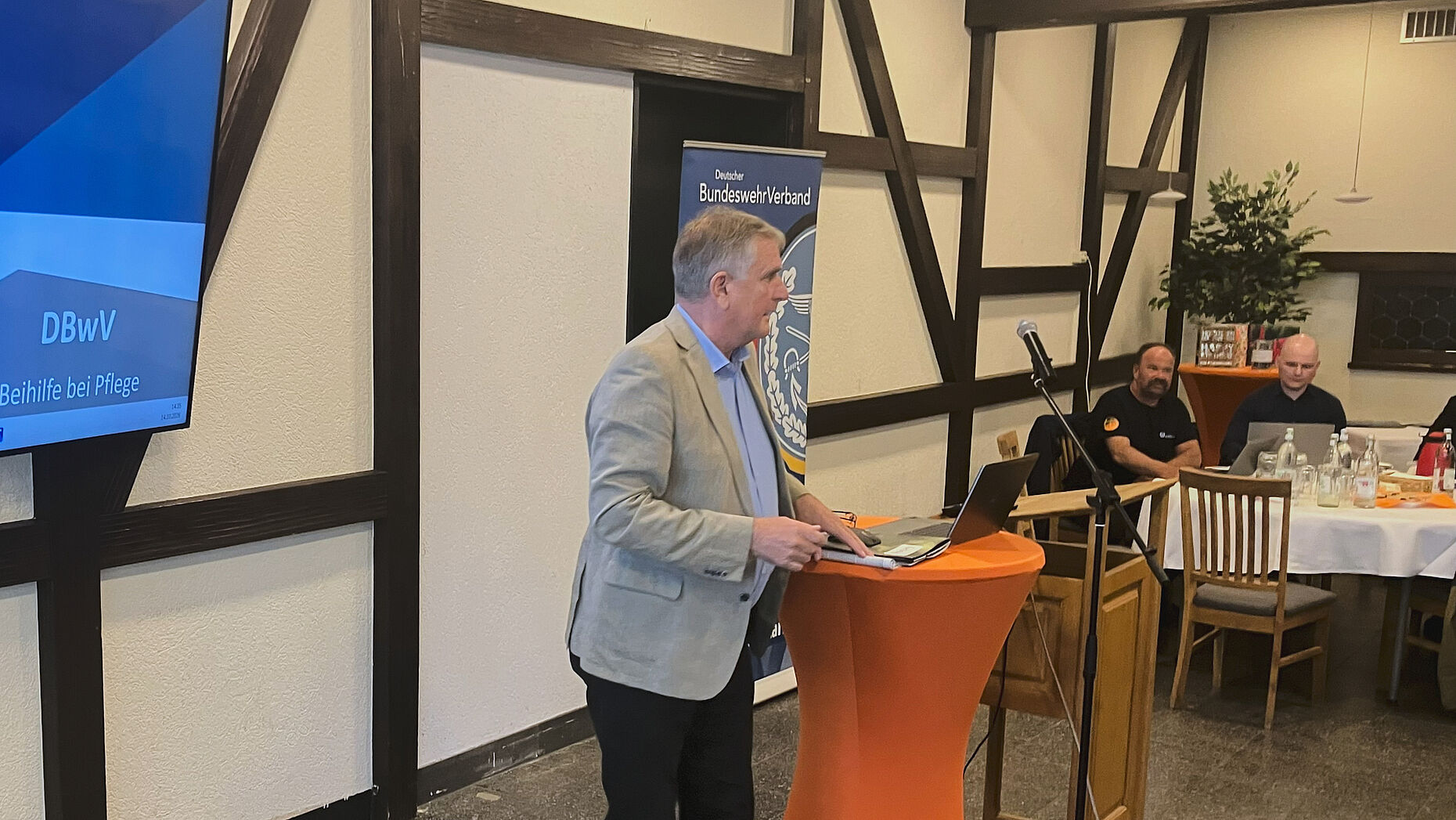 Landesvorsitzender ERH Oberstabsfeldwebel a.D. Bernhard Hauber informierte über Entwicklungen im Beihilfe- und Versorgungsrecht. Foto: Roland Stengl