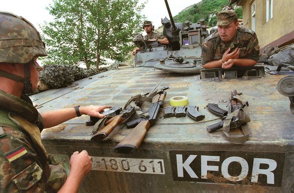 Deutsche KFOR-Soldaten sichern 1999 in der Innenstadt von Prizren mehrere Kalaschnikows, die sie zuvor in einem Zivilfahrzeug beschlagnahmt haben. Foto: picture-alliance/dpa