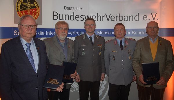 v.l.: Am Vorabend wurden Oberstleutnant a.D. Wolfgang Demsat und Oberstabsbootsmann a.D. Jürgen Nagel für 50 Jahre Mitgliedschaft von Oberstleutnant André Wüstner und Stabsfeldwebel Gerd Dombrowski geehrt. Oberstleutnant a.D. Friedrich Karl Freiherr von Wrangel erhielt die Auszeichnung für 60 Jahre. Foto: DBwV/LV Nord