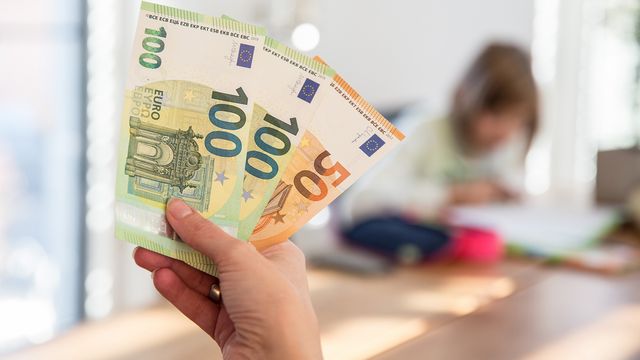 Das monatliche Kindergeld wurde in diesem Jahr auf 250 Euro pro Kind erhöht. Symbolfoto: picture alliance / Fotostand | Fotostand / K. Schmitt