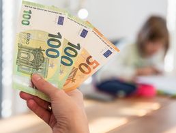 Das monatliche Kindergeld wurde in diesem Jahr auf 250 Euro pro Kind erhöht. Symbolfoto: picture alliance / Fotostand | Fotostand / K. Schmitt