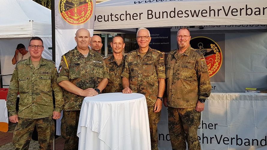 Munster: Vertreter der Kameradschaften mit Brigadegeneral Olaf Rohde (2.v.r.) und dem Bezirksvorsitzenden 4, Stabsfeldwebel Hannes Dreier (re.). Foto: DBwV/LV Nord