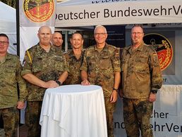 Munster: Vertreter der Kameradschaften mit Brigadegeneral Olaf Rohde (2.v.r.) und dem Bezirksvorsitzenden 4, Stabsfeldwebel Hannes Dreier (re.). Foto: DBwV/LV Nord