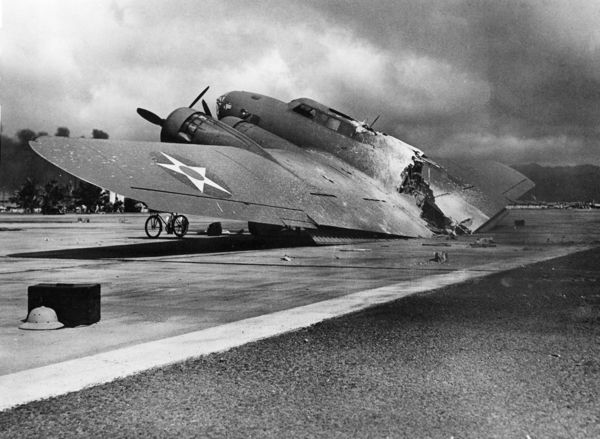 Zerstörter Bomber vom Typ B-17 "Flying Fortress" auf dem Flugplatz Hickam Field. Foto: National Archives and Records Administration