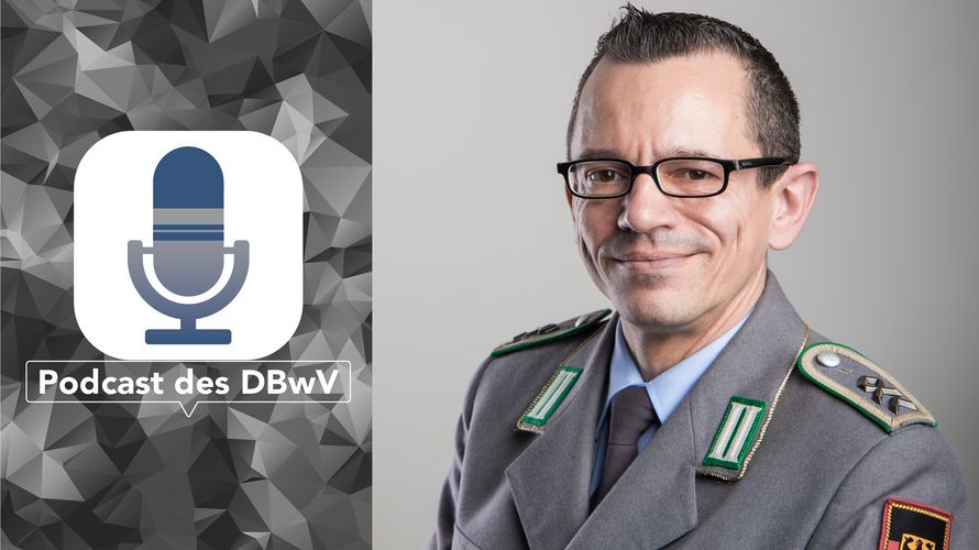 Am 6. April 2021 startete im neuen Heimatschutz-Ausbildungsmodell der Bundeswehr die Grundausbildung. Stabsfeldwebel Thomas Schwappacher, der Vorsitzende Streitkräftebasis im Bundesvorstand, erklärt das Pilotprojekt. Foto: DBwV