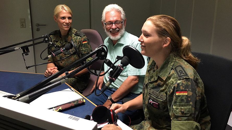 Oberstleutnant a.D. Thomas Sohst grüßt die Einsatzsoldatinnen und -soldaten über den Truppenbetreuungssender. Radio Andernach Foto: Dirk Drews